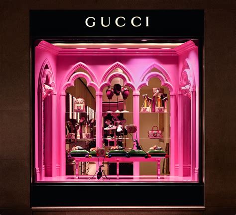 gucci vetrine con richiamo al logo|gucci it sito ufficiale.